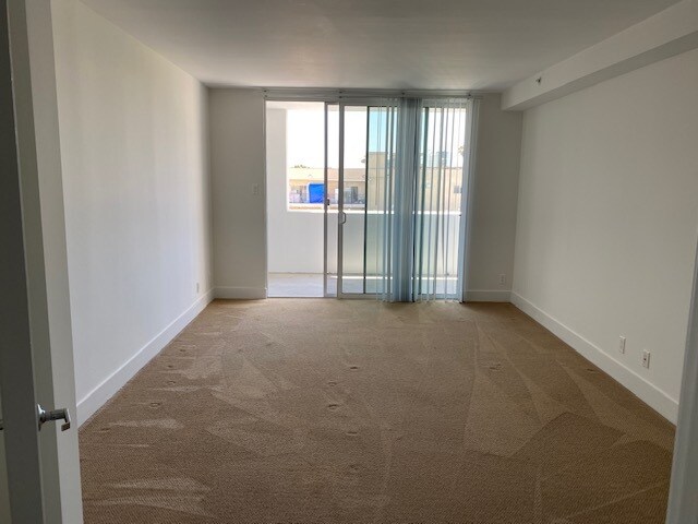 Building Photo - 304 Elm S Dr