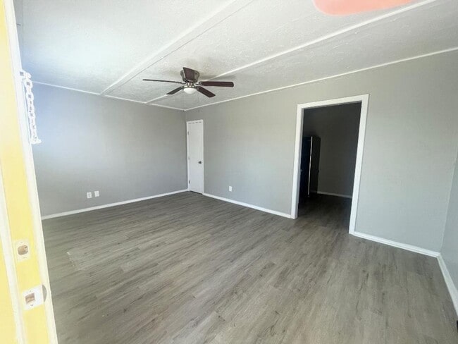 Foto del edificio - ADORABLE 2 BEDROOM DUPLEX FOR LEASE