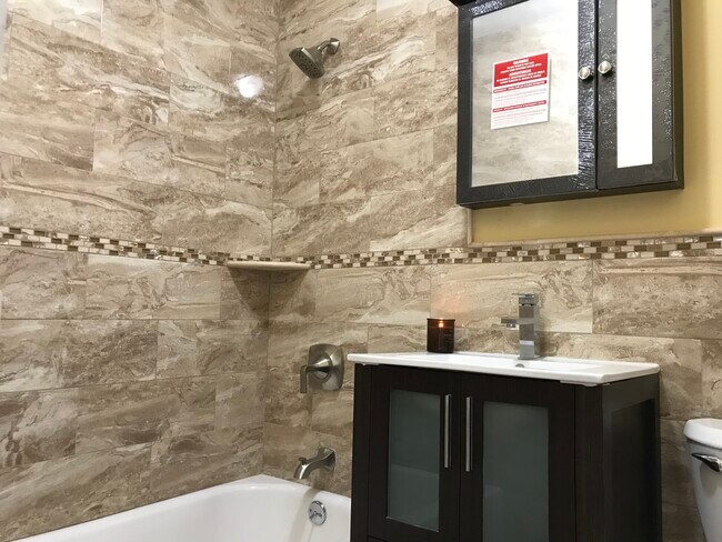 Bathroom w/shower + tub - 3014 Gunther Ave