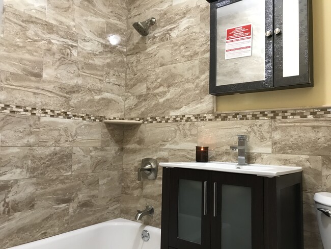 Bathroom w/shower + tub - 3014 Gunther Ave
