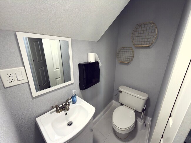 Building Photo - 806 Springwood Dr
