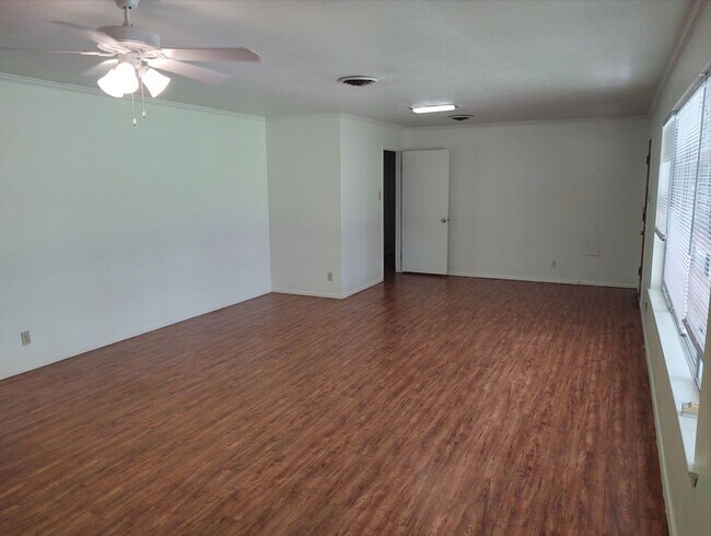 Building Photo - 2112 I 35 N Frontage Rd