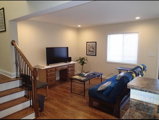 Foto del edificio - 4 bd, 3.5 ba Foxfire condo, just south of MU campus, w/d, 1 car garage, near Green Meadows and Pr...