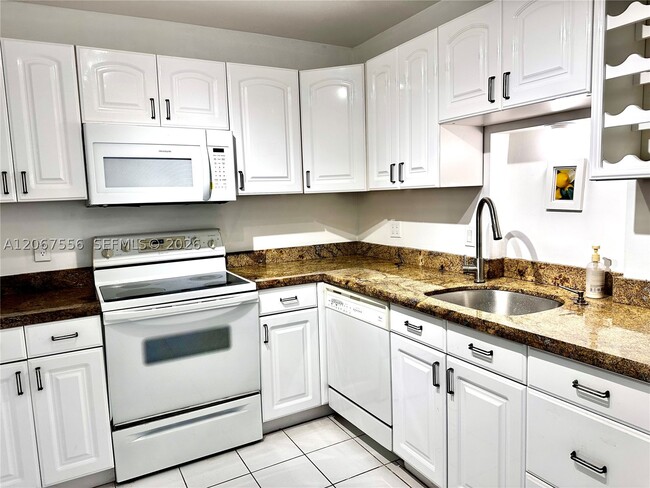 Building Photo - 400 Kings Point Dr