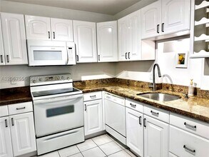 Building Photo - 400 Kings Point Dr