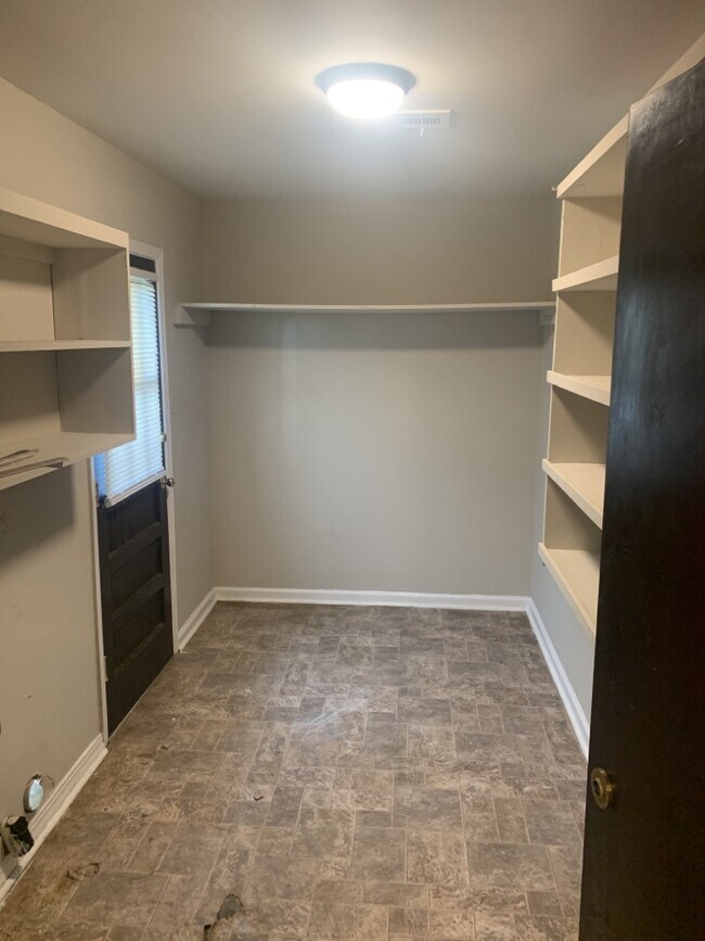 Building Photo - 431 Spring Valley Rd