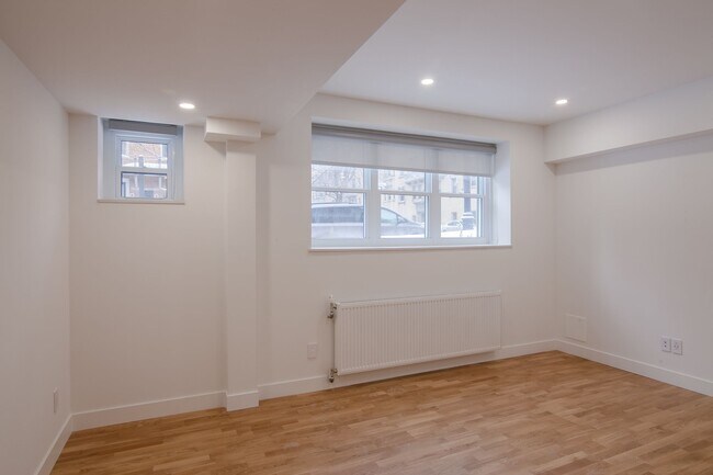 Building Photo - 2105 Rue Chomedey