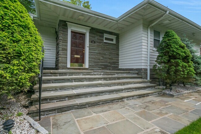 Foto del edificio - 136 Fox Meadow Rd