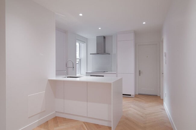 Building Photo - 590 Av. Outremont