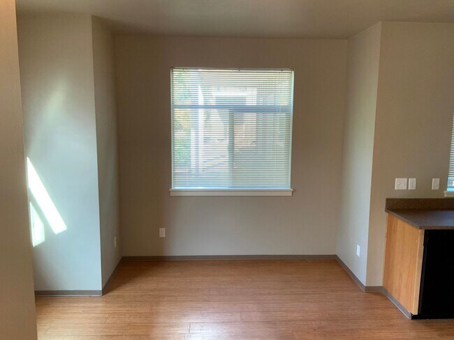 Foto del edificio - 2 Bedroom, 2 Bath Close to U of O campus on 14th & Patterson