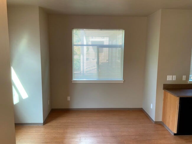 Building Photo - 2 Bedroom, 2 Bath Close to U of O campus on 14th & Patterson