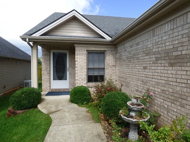 Foto del edificio - Beautiful 3 BR, 2 Bath Home, All Electric, Vaulted Ceilings, Walk-In Closets, Garage