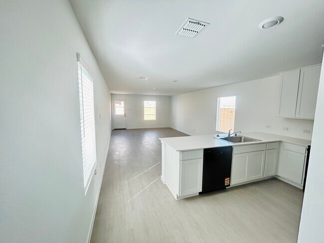 Sala de estar/cocina - 806 Sandhill Crane Ln