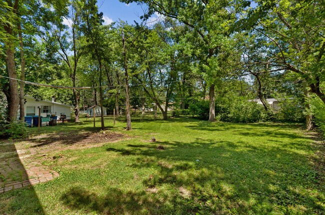 Building Photo - 1670 Queens Dr