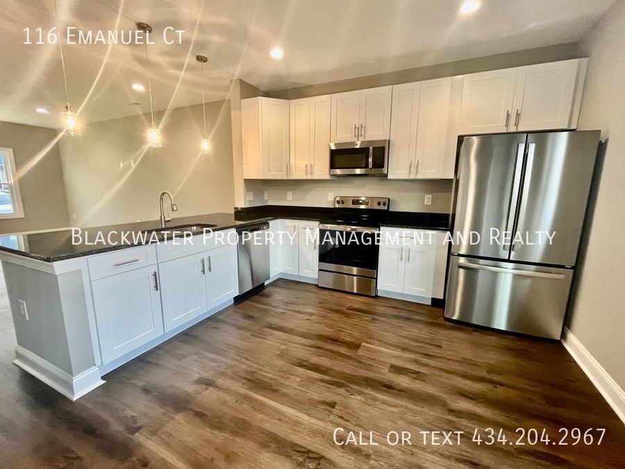 Foto principal - 3 Bedroom Townhome in Blue Ridge Commons!