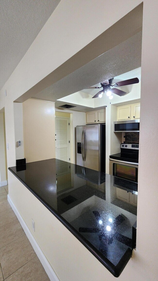Building Photo - 105 S Riverside Dr