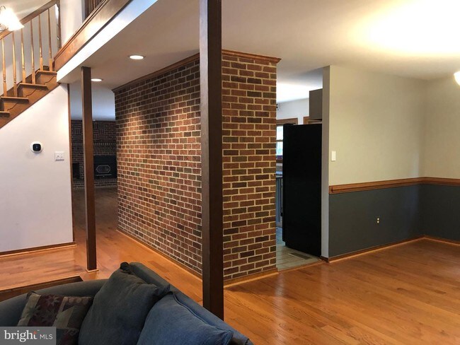 Building Photo - 110 Oakwood Dr