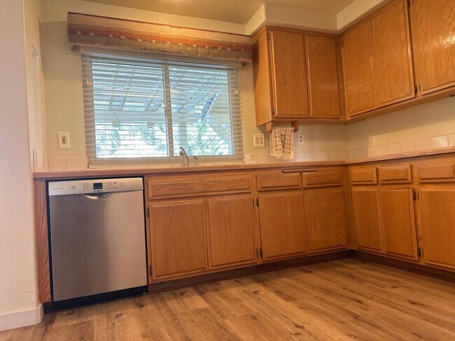 Foto del edificio - 4-Bedroom 2.5 Bath Home With Brand New Flo...