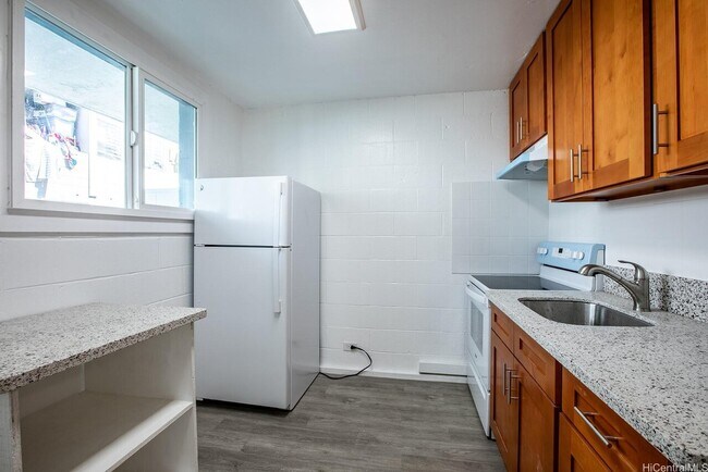 Building Photo - Manthos 94-322 Pupuole St