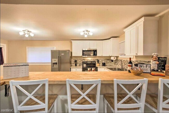 Foto del edificio - 2 br, 1 bath Triplex - 13803 Des Moines Me...