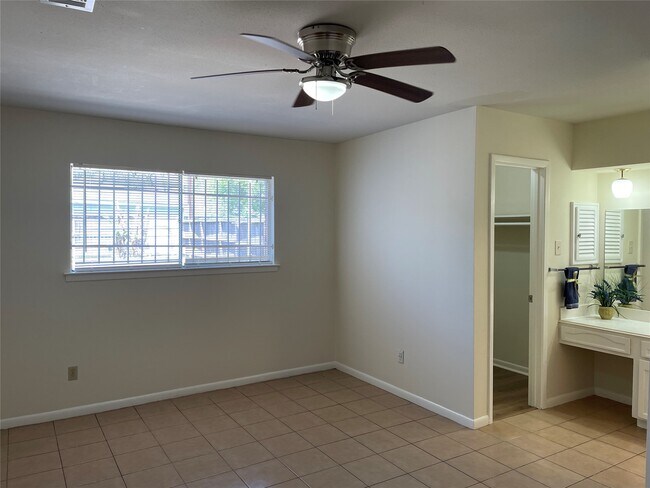 Foto del edificio - 8830 Sharpcrest St