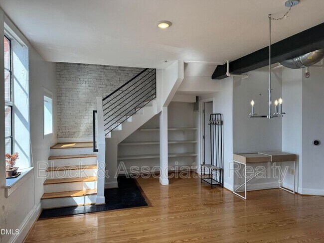 Building Photo - 109 W Main St