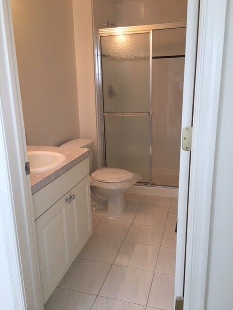 Baño principal con ducha con mampara de cristal - Regency Park (NO PETS ALLOWED)