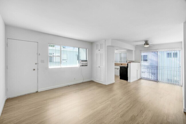 Foto del edificio - 744 S.Windsor Blvd. - just south of Wilshire Blvd.