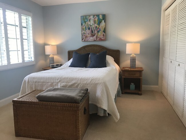Bedroom Queenbed - 6 Bobolink Ct