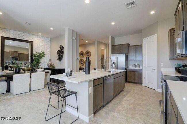 Building Photo - 1255 N Arizona Ave