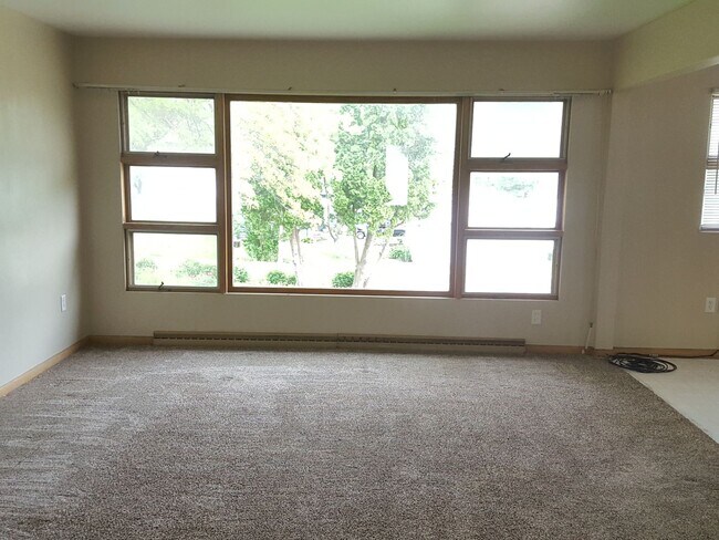 Foto del edificio - Available NOW! Four Bed/Two and Half Bath