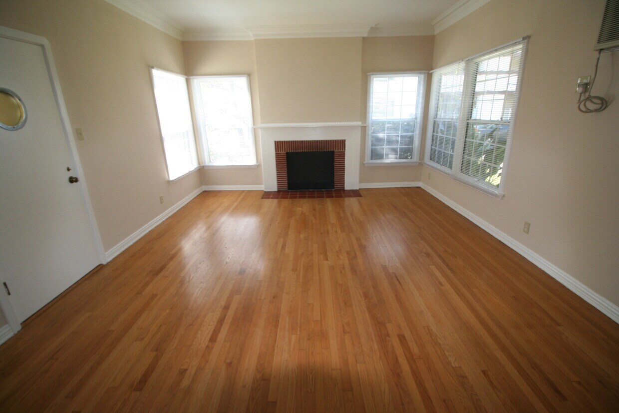 Primary Photo - 401 N Oakhurst Dr