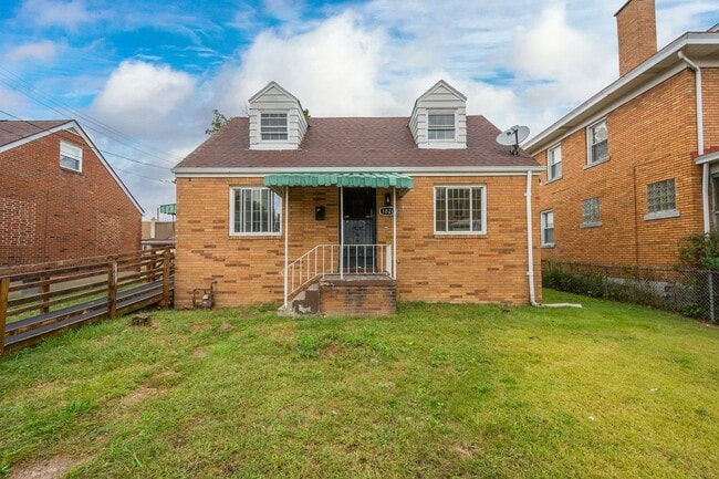 Building Photo - Stunning 3 bedroom in McKees Rocks availab...