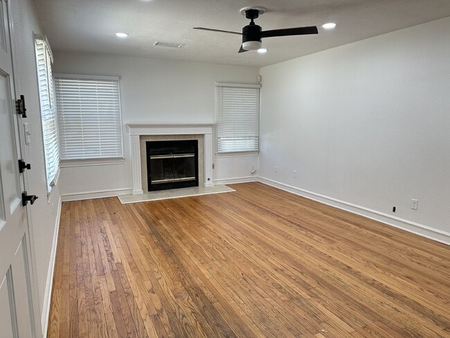 Building Photo - Pre Leasing for fall 2026! 3/2 in Heart of Lubbock!