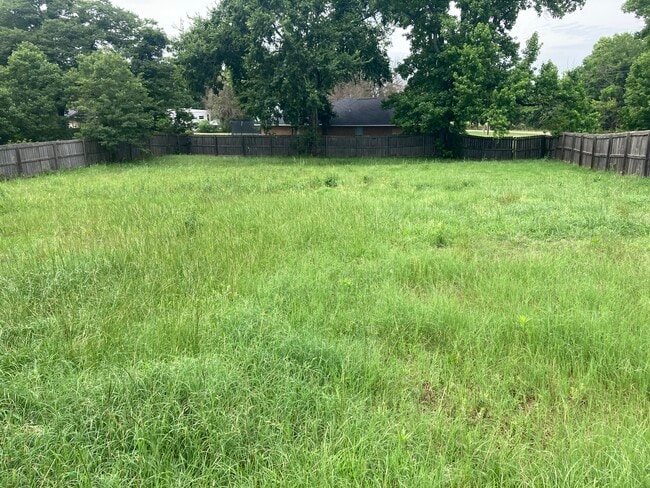 Building Photo - 15210 Oaks West Dr