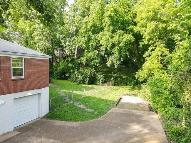 Building Photo - **UPDATED 3-BEDROOM DUPLEX WITH ATTACHED G...