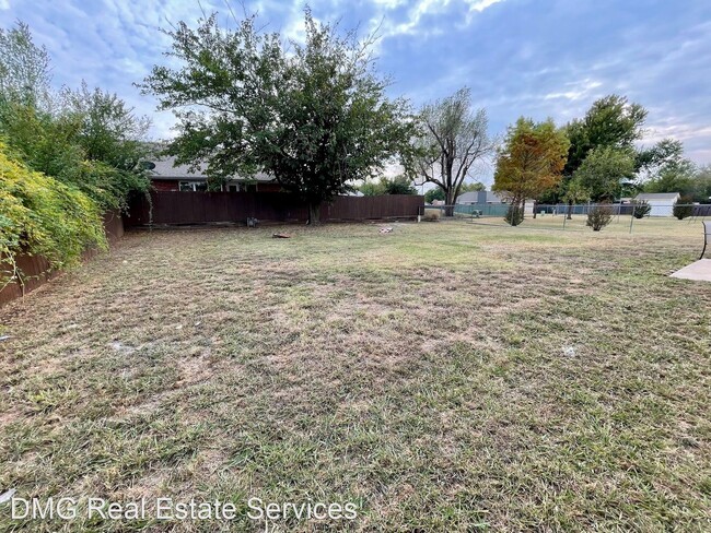 3 br, 1.5 bath House - 2308 Twisted Oak photo'