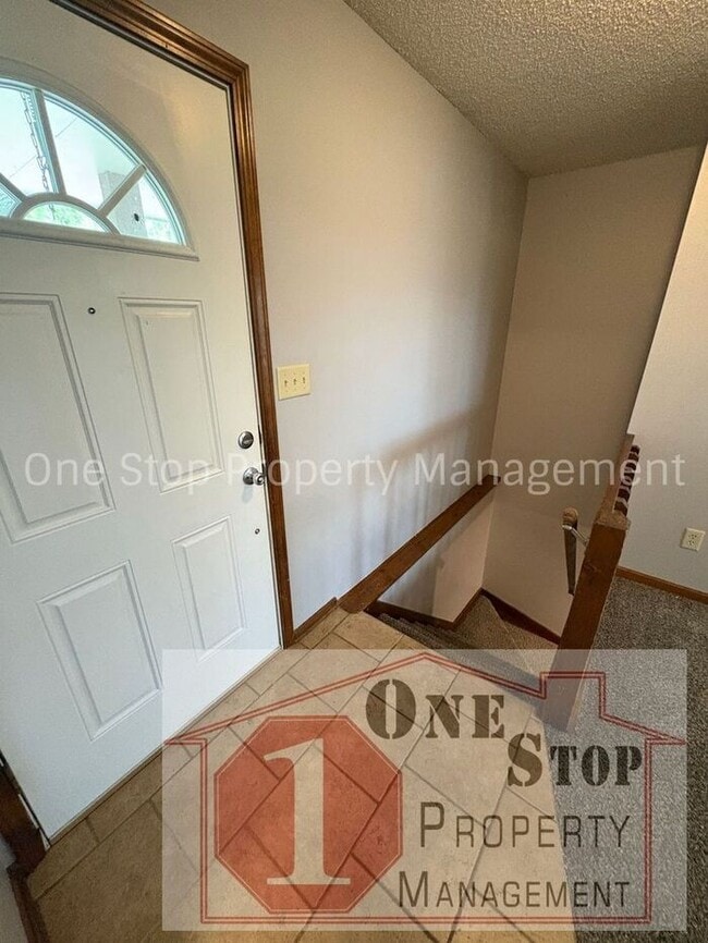 Building Photo - Beautiful 3 Bedroom / 2 Bathroom House in Blue Springs!