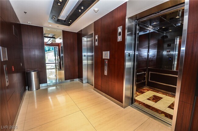 Building Photo - 4525 Dean Martin Dr