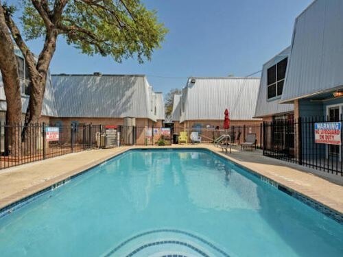 Building Photo - 2520 Elmont Dr