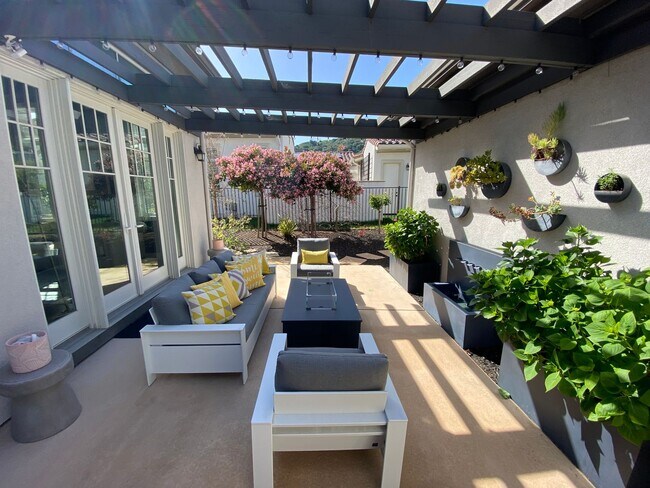Foto del edificio - Wilder, Orinda!!!  4 Bed, 4.5 Bath, apx 3,380 Sq Ft.