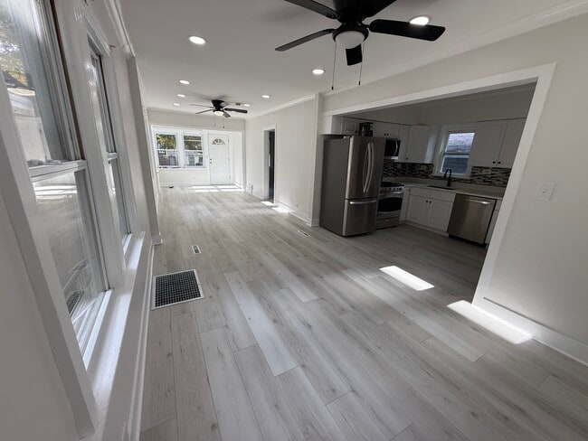 Building Photo - 2011 Grey Ave