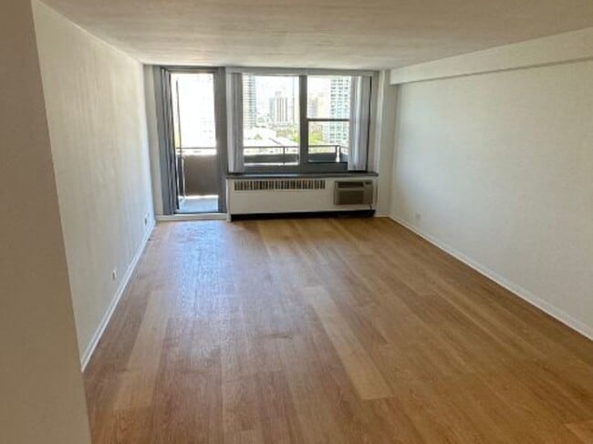 Building Photo - 555 W Cornelia Ave