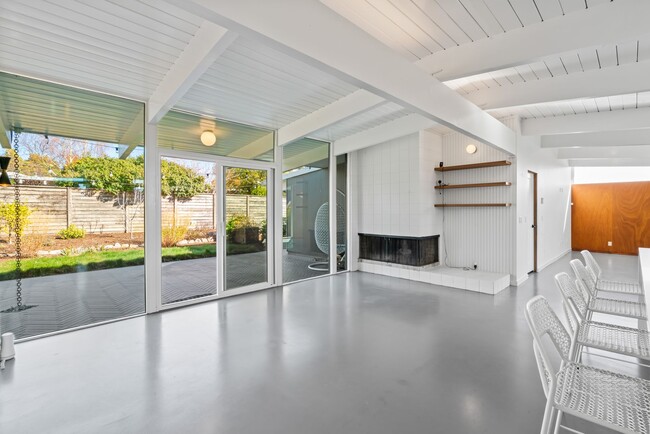 Foto del edificio - Renovated Eichler Home Nestled in a Vibran...