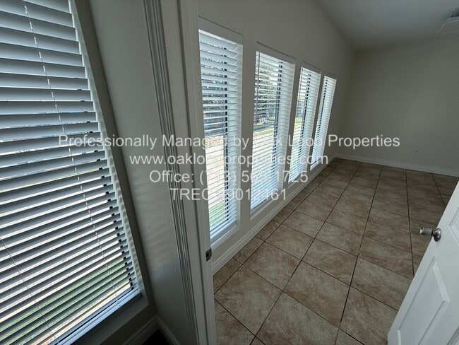 Photo - 2724 Crossview Dr Apartment