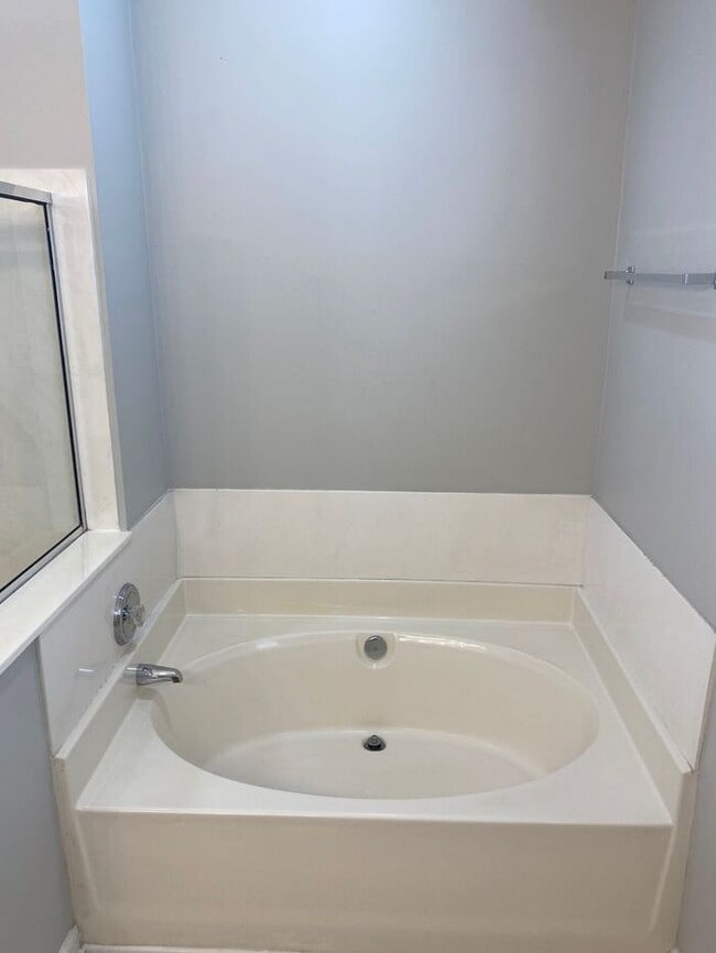 Foto del edificio - You can't miss this DEAL!