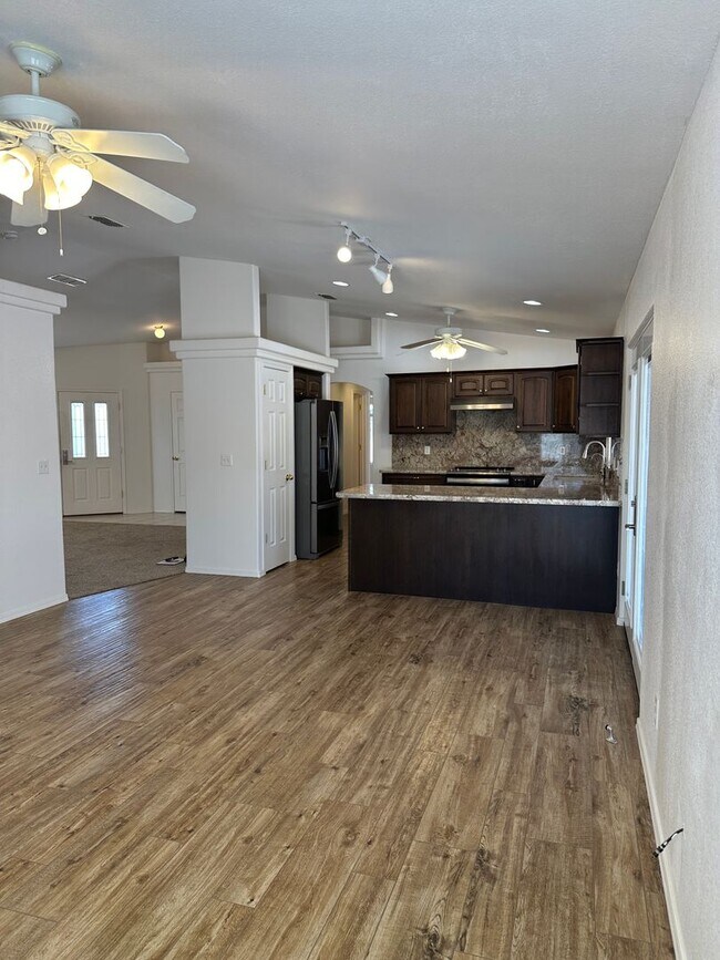 Foto del edificio - Pending!  Long Term unfurnished - Pets all...
