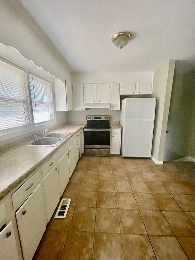 Foto del edificio - Must see This 4 Bedroom 2 Bath Tri Level Home. Located Close to Sugar Creek Rd and N. Tryon St