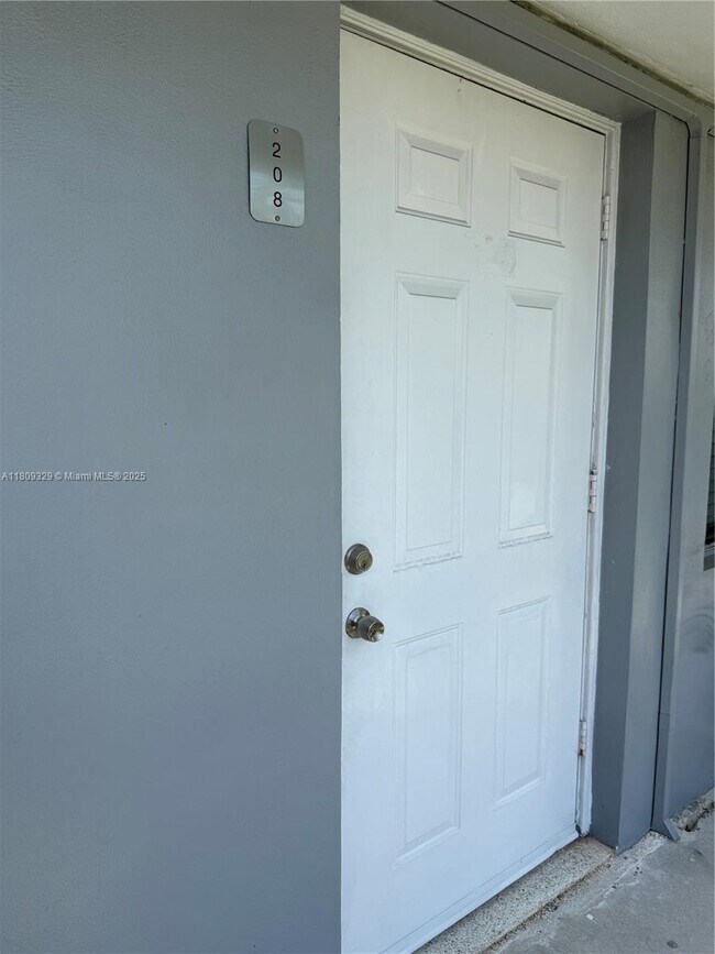 Foto del edificio - 519 SW 27th Ave