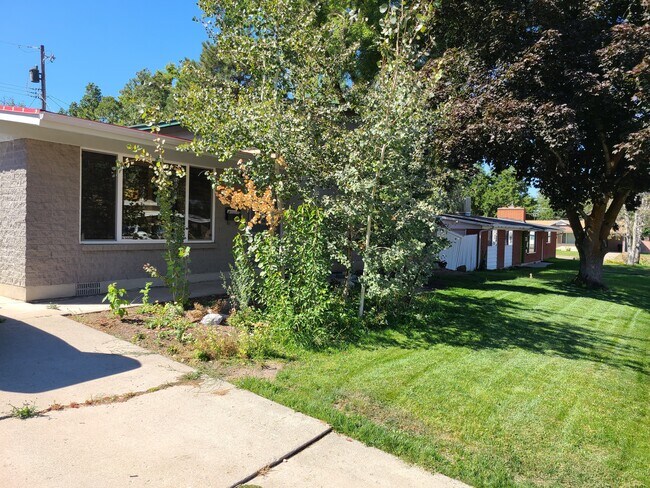 Building Photo - 2048 E Rolling Knolls Way